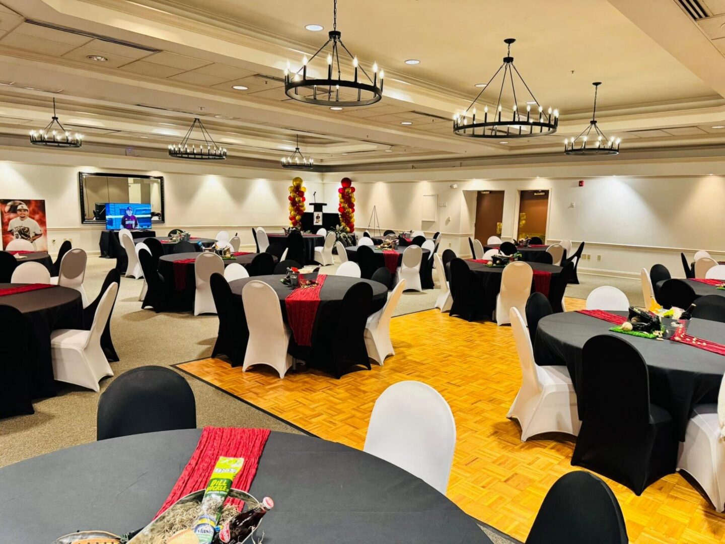 Banquet hall with round tables, black-and-white event decor